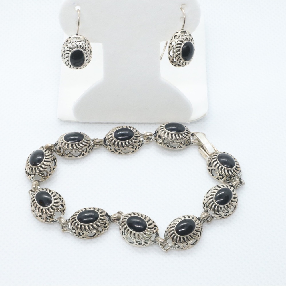 Silver bracelet and earrings set with black onyx